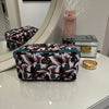 Mabel - Outlet: Stylish Mabel Makeup Bag with pineapple and palm leaf design, perfect for organizing cosmetics.